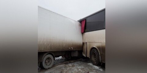 Автобус столкнулся с грузовиком на трассе в Тюмени