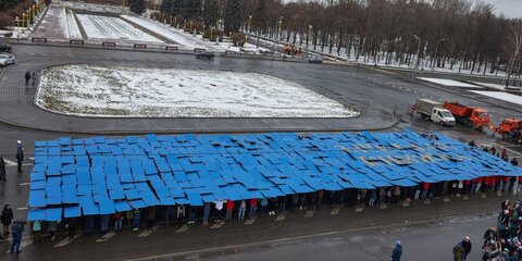 В Москве студенты развернули 40-метровую зачетку у здания МГУ