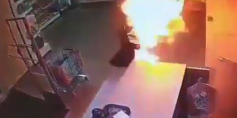 Женщина, которую подожгли в магазине Соликамска, находится в реанимации
