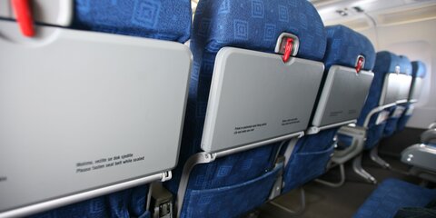 Стюардесса рассказала об опасности откидных столиков в самолете