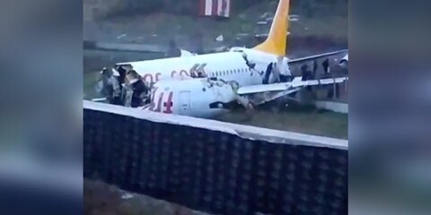 Пассажирский самолет потерпел крушение в аэропорту Стамбула