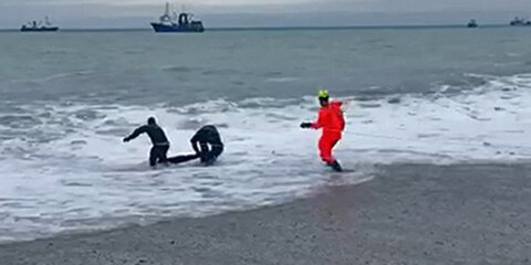 Находившихся на пирсе туристов смыла волна в Крыму