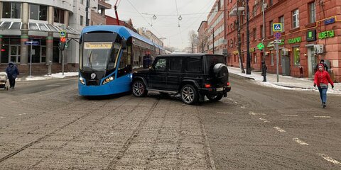 Автомобиль врезался в трамвай в центре Москвы