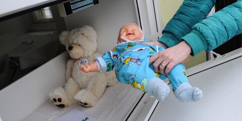 Младенец в переходе: эксперты поспорили о необходимости беби-боксов в России