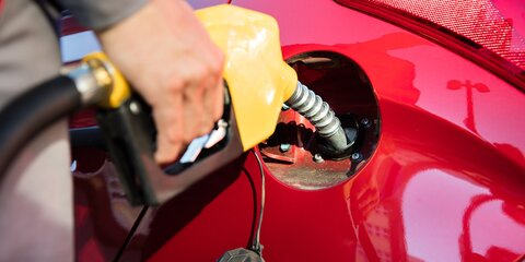 Эксперт оценил предложение снизить цены на бензин в России