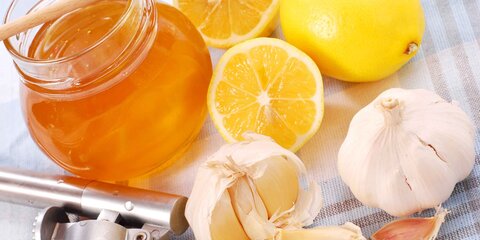 Роспотребнадзор: мед, лимон и чеснок не играют существенной роли в профилактике COVID-19