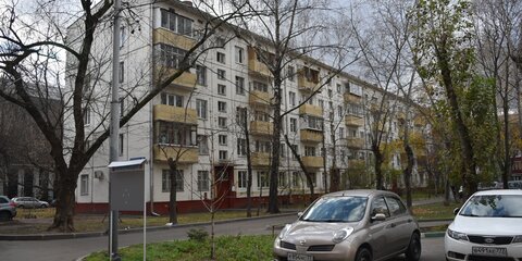 Москвичей призвали не укрываться от ветра под деревьями и шаткими конструкциями