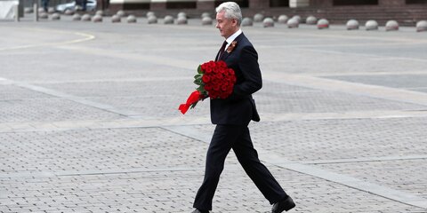 Собянин и волонтеры возложили цветы к памятнику маршалу Жукову