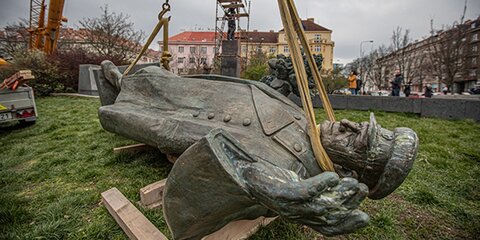 Постамент памятника Коневу осквернили в Праге