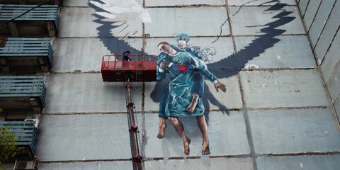 Уличные художники изобразили медсестру в образе ангела на стене дома в Одинцове