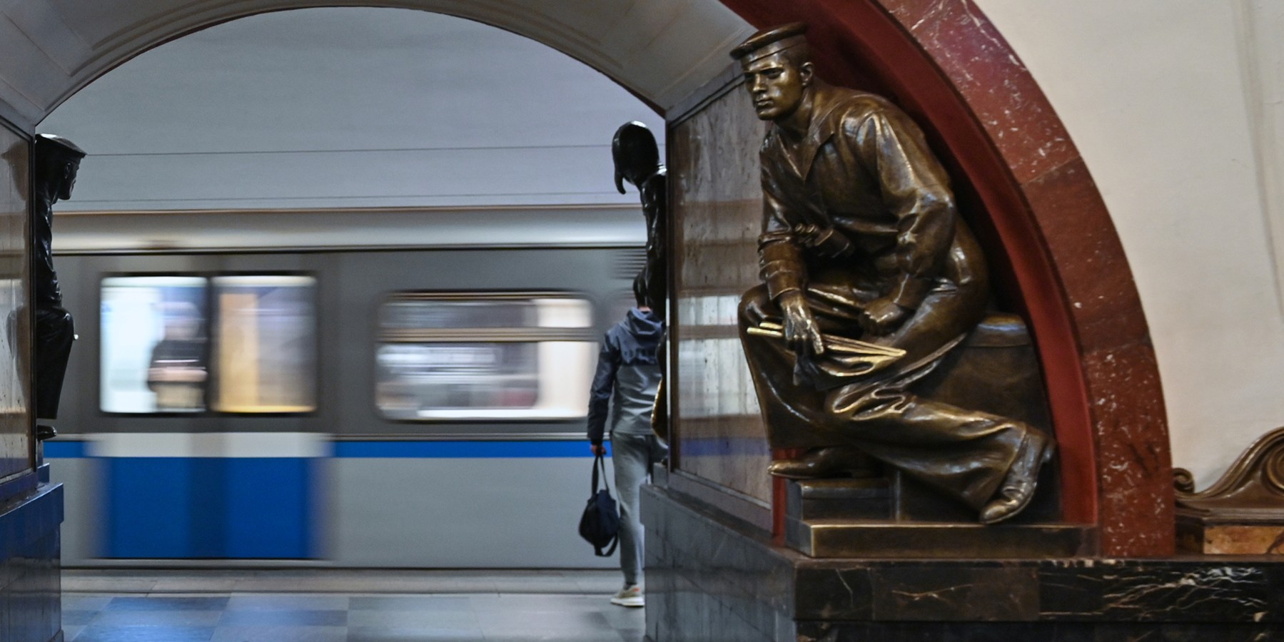 Матрос сигнальщик скульптура в метро на площади революции в Москве