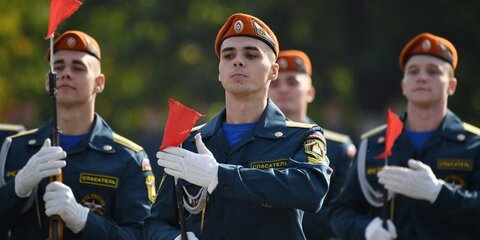 Москва онлайн: курсанты МЧС России на репетиции парада Победы