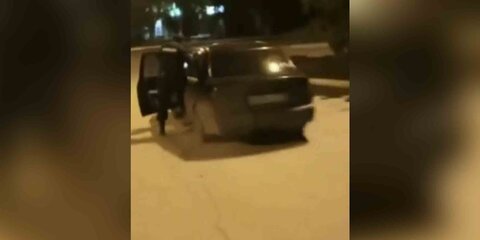 В Ростовской области полицейского протащили на двери машины