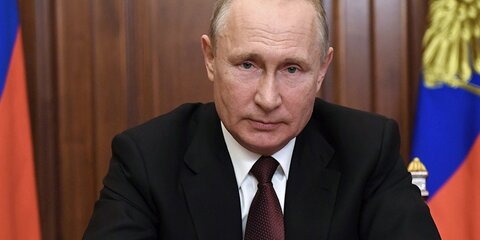 В Кремле рассказали, почему у Владимира Путина во время обращения отставали часы