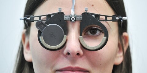 Офтальмолог объяснила принципы защиты зрения на даче