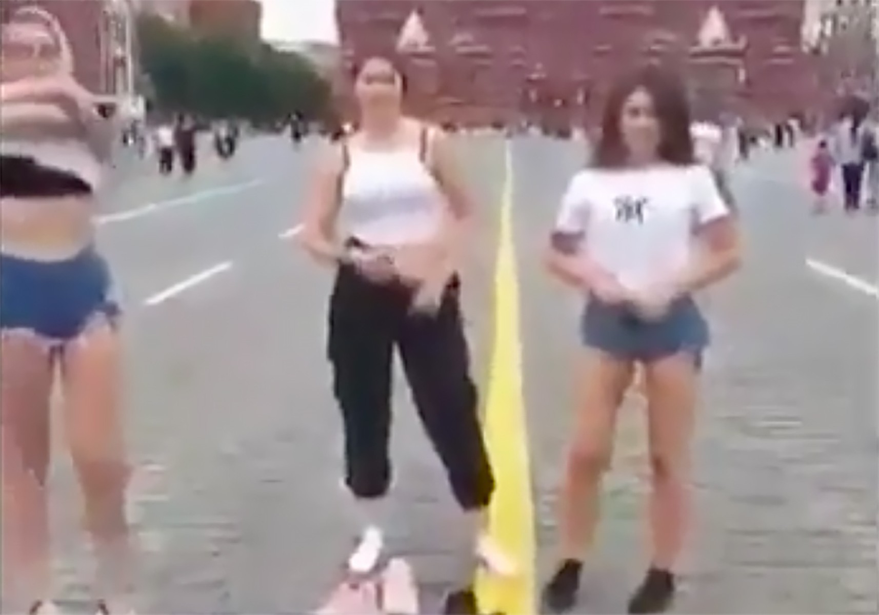 Девушки разделись на красной площади