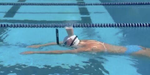 Олимпийская чемпионка проплыла дистанцию со стаканом молока на голове