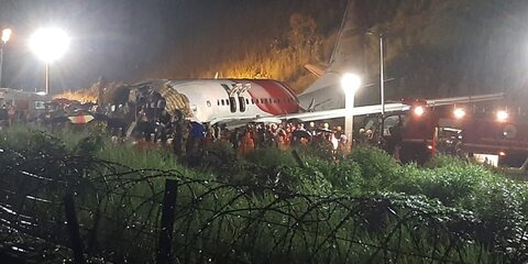 14 человек погибли при жесткой посадке самолета в Индии