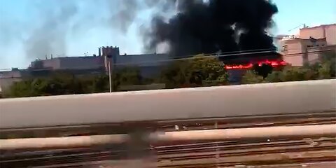 На территории бывшего завода на севере Москвы горит ангар