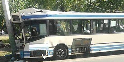 Пассажирский автобус столкнулся с фонарным столбом в Пензе