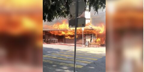 Трех человек эвакуировали из здания в Сочи после возгорания кровли