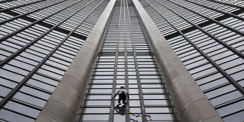 Мужчина без страховки полез на самый высокий небоскреб Парижа