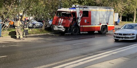 Пожарная машина столкнулась с грузовиком на юго-востоке Москвы
