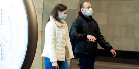 Волонтеры начали раздавать маски у станций метро в Москве