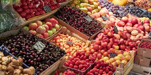 Жителей столицы предупредили о росте цен на ягоды и фрукты