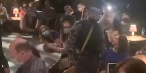 Правоохранители прибыли в Театр на Таганке из-за женщины, отказавшейся надеть маску