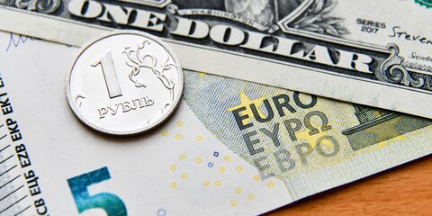 Курс рубля снижается к доллару и евро