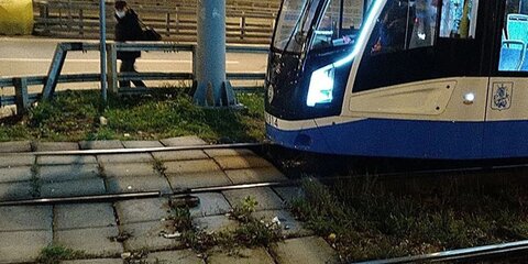 Трамваи задерживаются в районе станции метро 