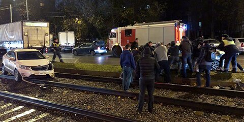 Водители сами перевернули и убрали машины с трамвайных путей после ДТП в Москве