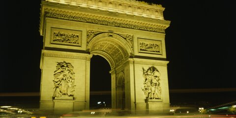 В районе Триумфальной арки в Париже проводится эвакуация из-за сообщения о бомбе