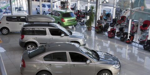 СМИ сообщили о дефиците новых автомобилей в автосалонах
