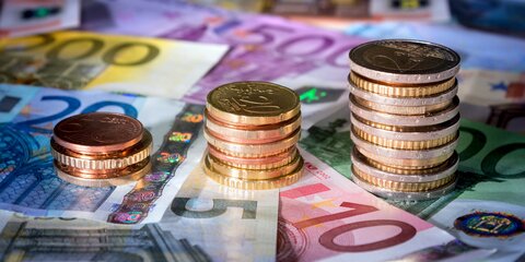 Курс евро на Мосбирже превысил 93 рубля впервые с 30 сентября