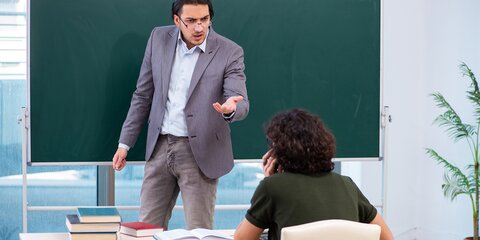 Психологи объяснили, почему школьники готовы угрожать учителям за плохие оценки