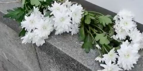 Москвичи несут цветы к посольству Франции после нападения на людей в Ницце