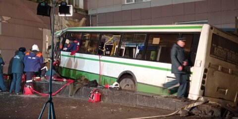 Автобус с пассажирами врезался в здание вуза в Новгороде