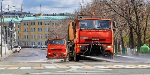 Коммунальщики поливают дороги в дождь в рамках регламента – Бирюков