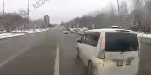 Водитель легковушки не пропустил скорую помощь в Москве