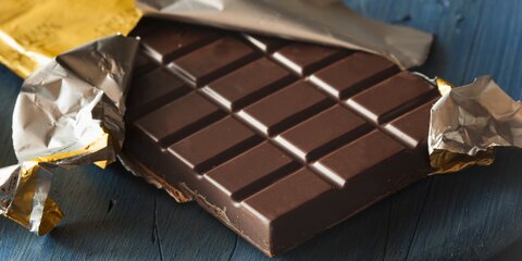 Врач рассказал, о чем свидетельствует сильное желание съесть шоколад