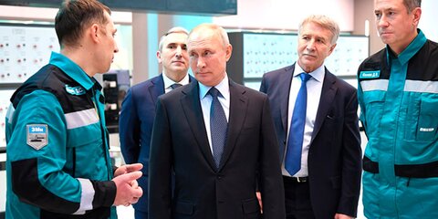Путин осмотрел нефтехимический комплекс 
