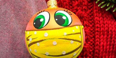 Красноярская фабрика игрушек выпустила елочные шары в масках от коронавируса
