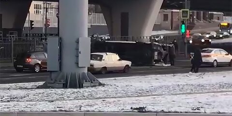 Скорая перевернулась после столкновения с легковушкой на северо-востоке Москвы