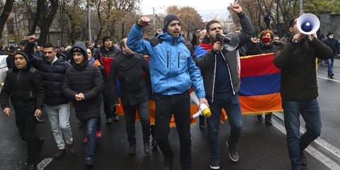 Оппозиционеры в Армении перекрыли движение рядом со зданием кабмина