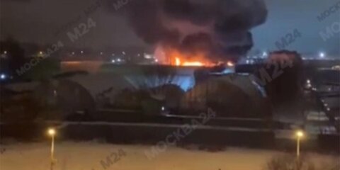 Пожар произошел на складе в столичном районе Строгино