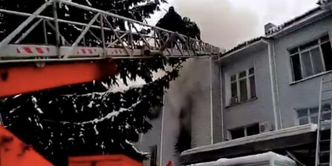 В Самаре здание на территории завода горит почти 8 часов