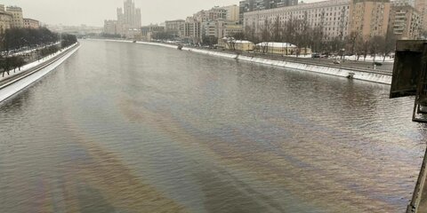 С поверхности Москвы-реки в центре столицы устранили масляное пятно