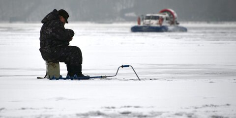 Московские спасатели дали рекомендации рыбакам по расположению лунок